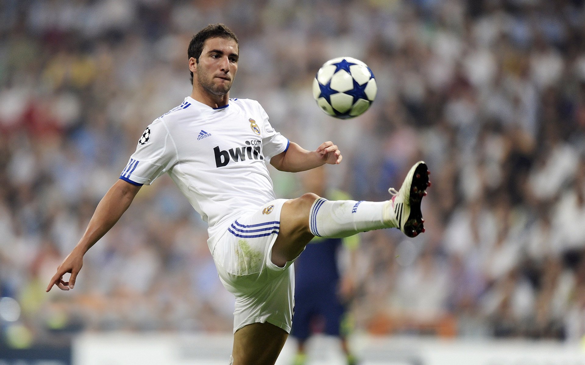 赛道上的绝杀时刻，诺里斯火热状态助迈凯伦力压红牛二队